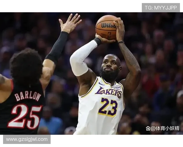 詹姆斯关键时刻统治比赛湖人逆转取胜引爆联盟讨论季后赛前景再起波澜